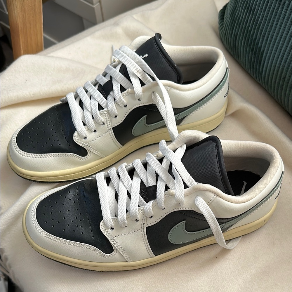 Nike air Jordan Black green and White low dunk women’s 9 men’s 7.5